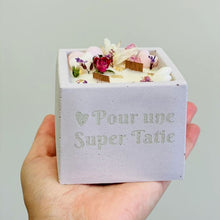 Charger l'image dans la galerie, Grande bougie personnalisable 2 mèches crépitantes, cœurs fondants & fleurs séchées rose