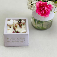 Charger l'image dans la galerie, Grande bougie personnalisable 2 mèches crépitantes, cœurs fondants & fleurs séchées rose