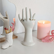Charger l'image dans la galerie, Main porte bijoux vintage en porcelaine • Coups de coeur •