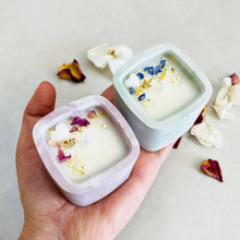 Charger l'image dans la galerie, Mini bougies personnalisées Cire de soja & fleurs séchées rose et vert