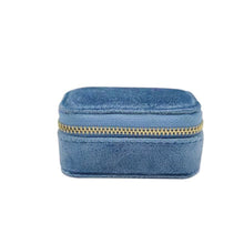 Charger l'image dans la galerie, Mini trousse à bijoux en velours • Bleu clair • Velours