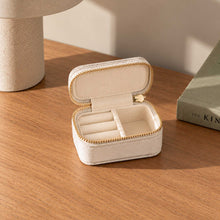 Charger l'image dans la galerie, Intérieur d'une mini trousse à bijoux beige avec rangements pour bagues et petits bijoux
