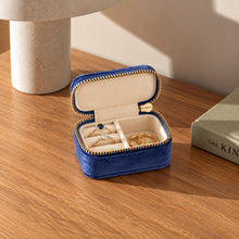 Charger l'image dans la galerie, Mini trousse à bijoux bleue ouverte avec bagues dorées, sur une console en bois