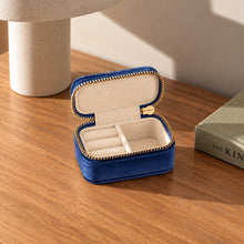 Charger l'image dans la galerie, Intérieur d'une mini trousse à bijoux en velours bleu avec compartiments pour bagues et petits bijoux