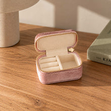 Charger l'image dans la galerie, Mini trousse à bijoux en velours rose ouverte, montrant ses compartiments de rangement