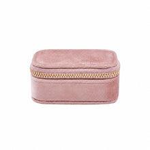 Charger l'image dans la galerie, Mini trousse à bijoux en velours rose fermée, avec fermeture éclair dorée, sur fond blanc