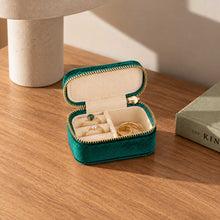 Charger l'image dans la galerie, Mini trousse à bijoux de voyage en velours vert ouverte avec plusieurs bagues dorées