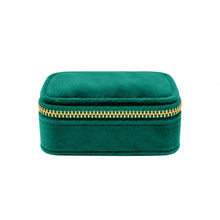 Charger l'image dans la galerie, Mini trousse à bijoux en velours vert fermée avec fermeture éclair dorée, sur fond blanc