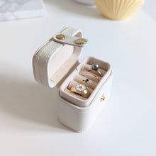 Charger l'image dans la galerie, Petite boîte à bagues de voyage blanc