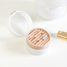Charger l'image dans la galerie, Petite boite à bijoux de voyage romantique