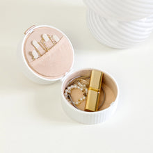 Charger l'image dans la galerie, Petite boite à bijoux de voyage romantique