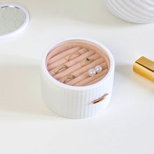 Charger l'image dans la galerie, Petite boite à bijoux de voyage romantique