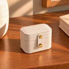 Charger l'image dans la galerie, Petite boîte à bagues de voyage blanche fermée