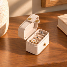Charger l'image dans la galerie, Petite boîte à bagues de voyage blanche ouverte avec bagues
