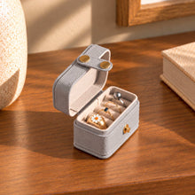 Charger l'image dans la galerie, Petite boîte à bagues de voyage grise ouverte avec bagues