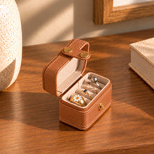 Charger l'image dans la galerie, Petite boîte à bagues de voyage marron ouverte avec bagues