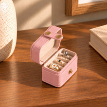 Charger l'image dans la galerie, Petite boîte à bagues de voyage rose ouverte avec bagues