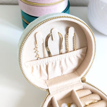 Charger l'image dans la galerie, Petite trousse à bijoux de voyage ronde en velours blanche
