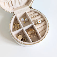 Charger l'image dans la galerie, Petite trousse à bijoux de voyage ronde en velours blanche