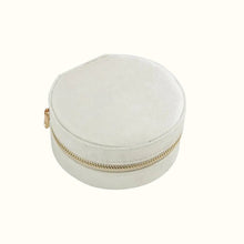 Charger l'image dans la galerie, Petite trousse à bijoux de voyage ronde en velours blanche
