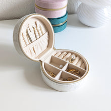 Charger l'image dans la galerie, Petite trousse à bijoux de voyage ronde en velours blanche