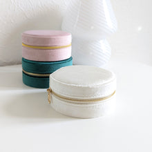 Charger l'image dans la galerie, Petite trousse à bijoux ronde en velours