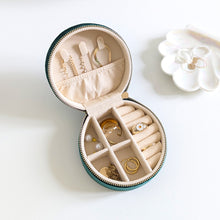 Charger l'image dans la galerie, Petite trousse à bijoux de voyage ronde en velours vert