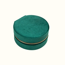Charger l'image dans la galerie, Petite trousse à bijoux de voyage ronde en velours vert