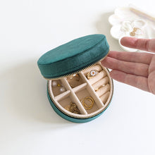 Charger l'image dans la galerie, Petite trousse à bijoux de voyage ronde en velours vert