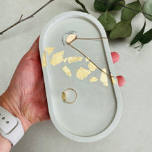 Charger l'image dans la galerie, Plateau artisanal en Jesmonite & feuilles dorées gris