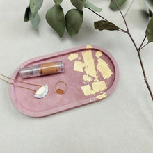 Charger l'image dans la galerie, Plateau artisanal en Jesmonite & feuilles dorées rose