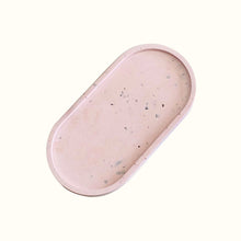 Charger l'image dans la galerie, Plateau ovale terrazzo en jesmonite rose