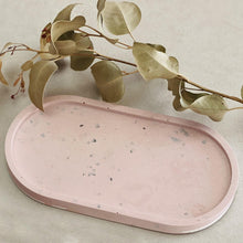 Charger l'image dans la galerie, Plateau ovale terrazzo en jesmonite rose