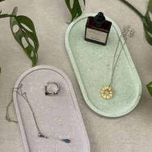 Charger l'image dans la galerie, Plateaux ovales terrazzo en jesmonite violet et vert