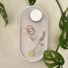 Charger l'image dans la galerie, Plateau ovale terrazzo en jesmonite violet