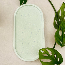 Charger l'image dans la galerie, Plateau ovale terrazzo en jesmonite vert