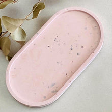 Charger l'image dans la galerie, Plateau ovale terrazzo en jesmonite rose