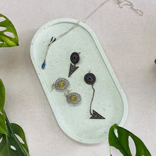 Charger l'image dans la galerie, Plateau ovale terrazzo en jesmonite vert