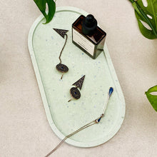 Charger l'image dans la galerie, Plateau ovale terrazzo en jesmonite vert