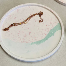 Charger l'image dans la galerie, Plateau rond en Jesmonite effet Terrazzo menthe et rose
