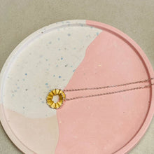 Charger l'image dans la galerie, Plateau rond en Jesmonite effet Terrazzo rose clair