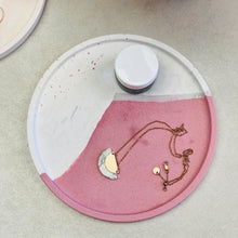 Charger l'image dans la galerie, Plateau rond en Jesmonite effet Terrazzo rose foncé