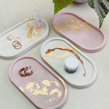 Charger l'image dans la galerie, Plateaux artisanaux en Jesmonite & feuilles dorées