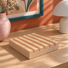 Charger l'image dans la galerie, Porte-bagues en bois naturel à 5 rainures posé sur une commode