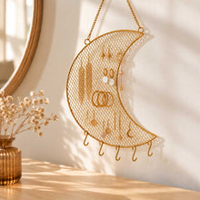 Charger l'image dans la galerie, Porte-bijoux mural lune doré avec boucles d'oreilles et colliers, suspendu au-dessus d'une commode