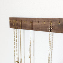 Charger l'image dans la galerie, Porte bijoux mural en bois avec crochets foncé