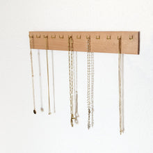 Charger l'image dans la galerie, Porte bijoux mural en bois avec crochets clair