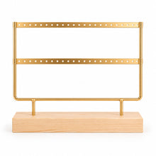 Charger l'image dans la galerie, Porte-boucles d'oreilles doré en métal et bois avec deux rangées, photographié de face sur fond blanc