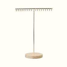 Charger l'image dans la galerie, Présentoir à colliers en bois et métal or • Rond