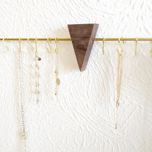 Charger l'image dans la galerie, Porte-colliers mural minimaliste triangle en bois